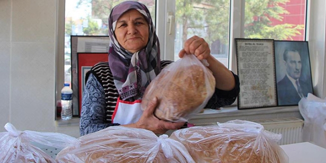 70'lik nine 'ekmek teknesi' ile örnek oluyor