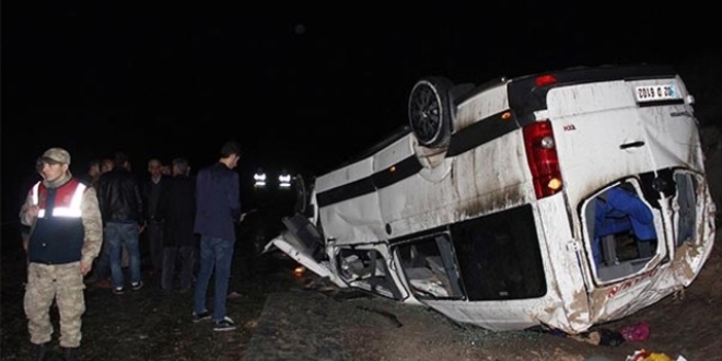 Çanakkale'de minübüs devrildi: 22 kişi yaralandı