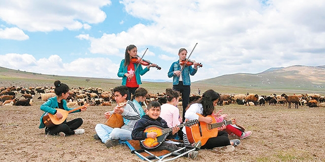 Varto'da müzik öğretmeninin kurduğu orkestra, İstanbul'da sahne aldı