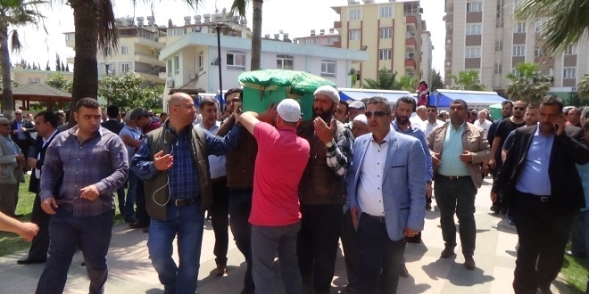 Adana'da öldürülen emekli Vali, eşi ve kızı toprağa verildi