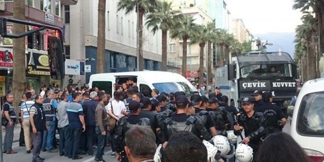 Denizli'de izinsiz eyleme polis mdahalesi; 34 gzalt