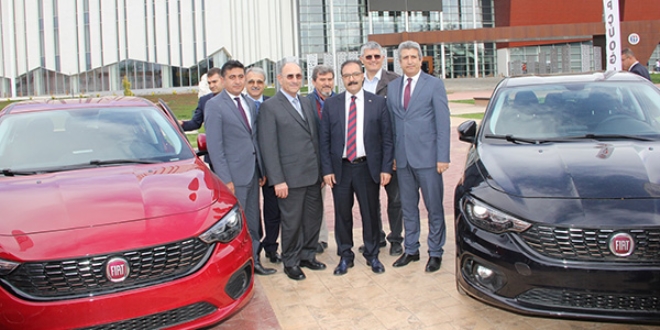 Tofaş GAÜN ve meslek lisesine araç hibe etti