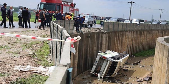 İşçileri taşıyan midibüs devrildi: 15 yaralı