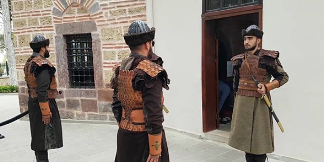 Ertuğrul Gazi Türbesi'nde 'saygı nöbeti'