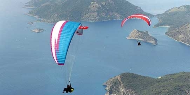 Türbülansa giren paraşütçü balıkçı teknesine indi