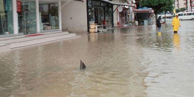Osmaniye'de çok sayıda işyeri ve tarım arazisini su bastı