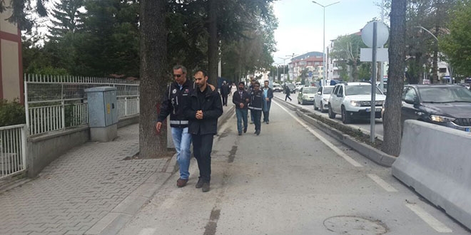 Bolu'da FETÖ'den gözaltına alınan 3 kişi adliyeye sevk edildi