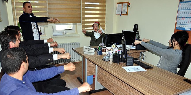 Kamu personeline masa başı egzersizi