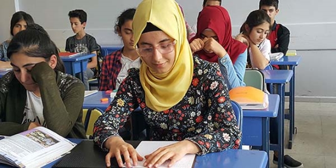 Görme engelli Sedanur, TEOG'da tam puan aldı