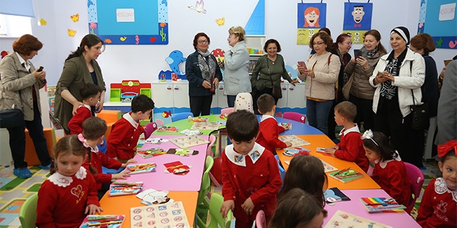 64 yıl önce eğitime başladığı okula anasınıfı yaptırdı
