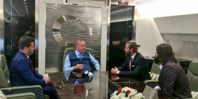 Erdoğan'ın uçağında sürpriz misafiler