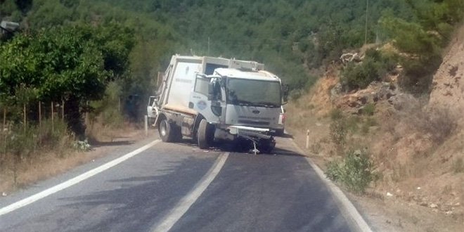 Çöp kamyonu şarampole devrildi: 3 yaralı