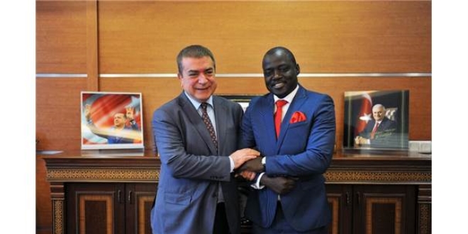 Mülteci olarak ayrıldığı Türkiye'ye bakan olarak geldi