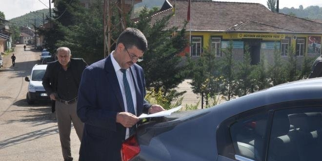 Okul müdürü okulun önünde kaza yaptı: 2 yaralı