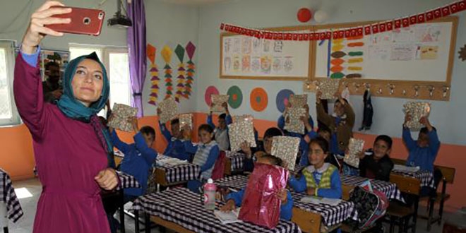 Köy çocuklarının yüzünü 'Aylin abla' güldürüyor
