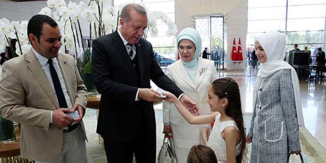 Erdoan, Bana ve ailesine kimliklerini takdim etti