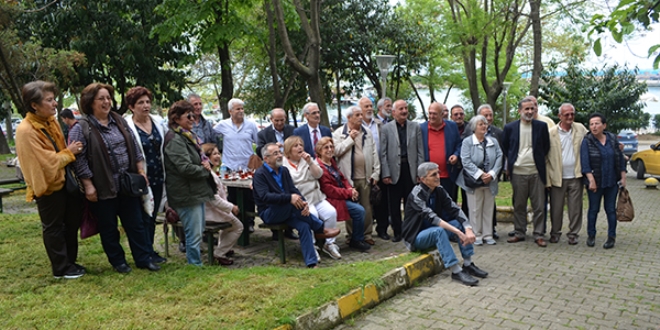 Öğretmenlerini 42 yıl sonra arayıp buldular