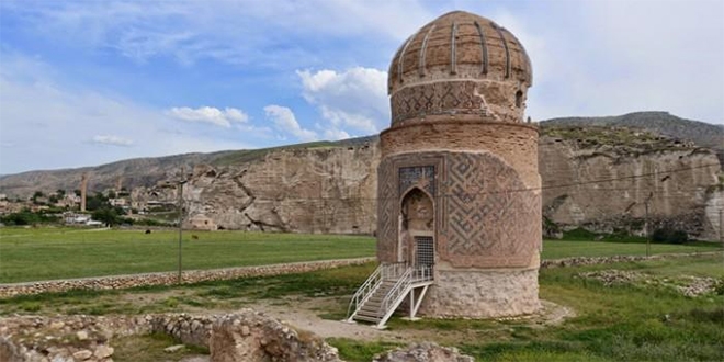 Taşınan Zeynel Beğ türbesinin anlamı?
