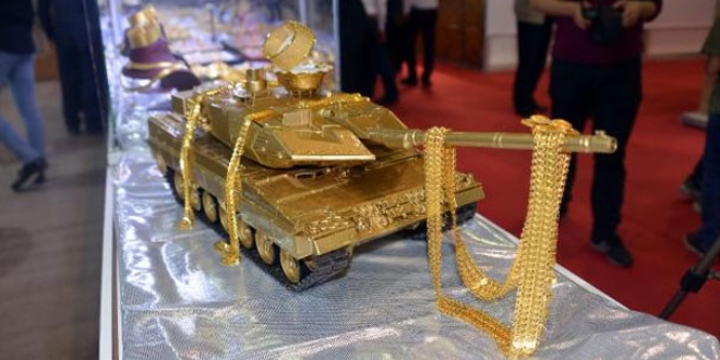 15 Temmuz şehitleri anısına 8 kilo altından tank yaptı