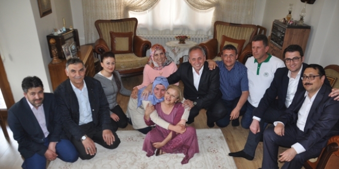 Yurttaki evlatları 'hemşire annelerini' unutmadı
