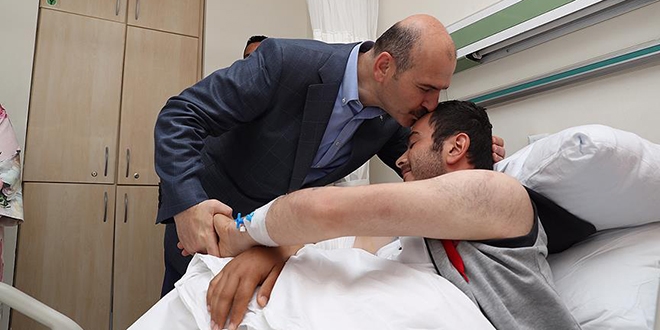 Bakan Soylu'dan tedavi gören gazilere ziyaret