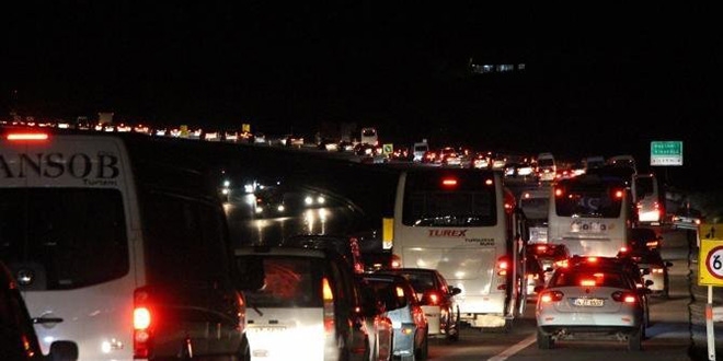 TEM'de kilometrelerce araç kuyruğu