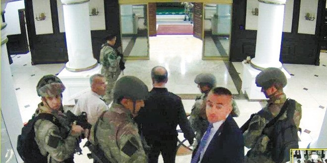 Komutanları Akıncı'ya götüren pilotlar üç maymunu oynadı