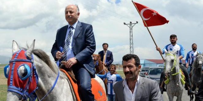'Dadaşlar'ın valisi açılışa atla geldi