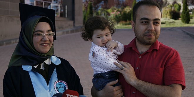 Mezuniyet sevincini 10 aylık oğluyla yaşadı
