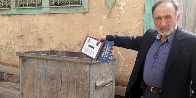 ABD'ye tepki için aldığı ödülleri çöpe attı