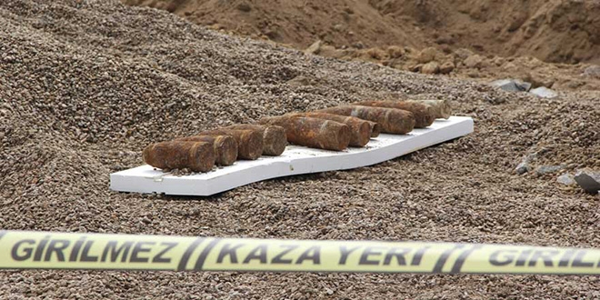 Manisa'da toprağa gömülü top mermileri bulundu