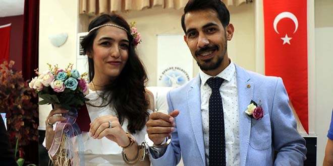 Polis çifte nikah töreninde kelepçe takıldı