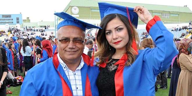 Kızıyla birlikte mezun olup, diploma aldı