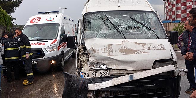 Karabk'te trafik kazas: 5 yaral
