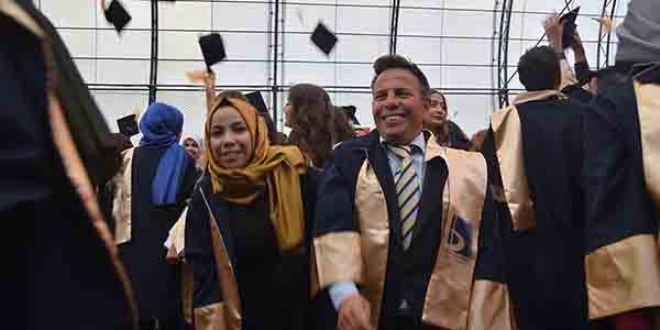 Üniversiteden çocuklarıyla mezun oldular