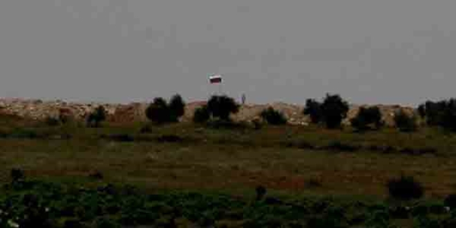 PYD'nin sınıra çektiği bayraklar silahlı kişilerce korunuyor