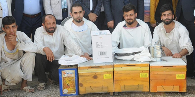 Cizre'de arıcılara arı ve kovan desteği