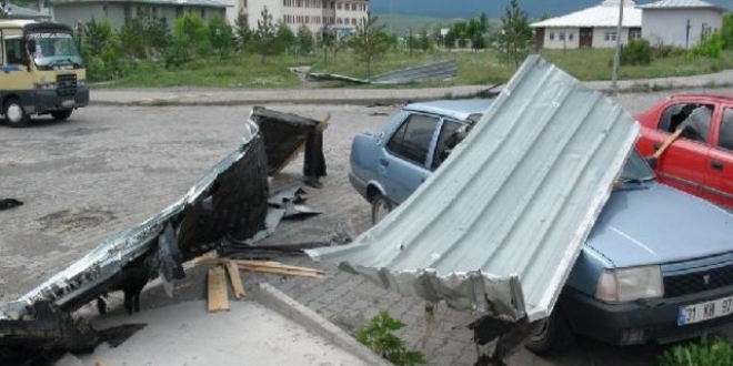 Kars'ta iddetli frtna nedeniyle iki apartman ile iki evin ats utu