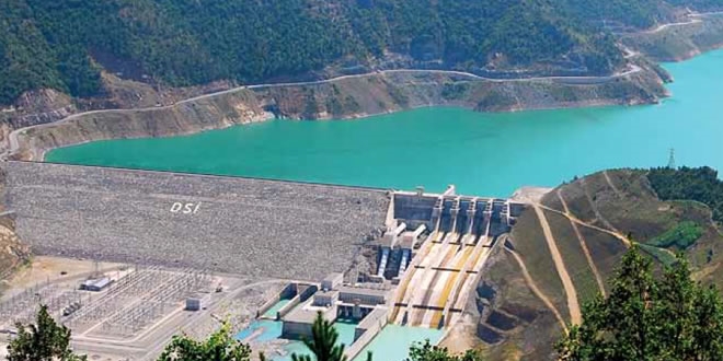 Hidroelektrik santralinde temizlik yapan iiler suya dt: 1 l