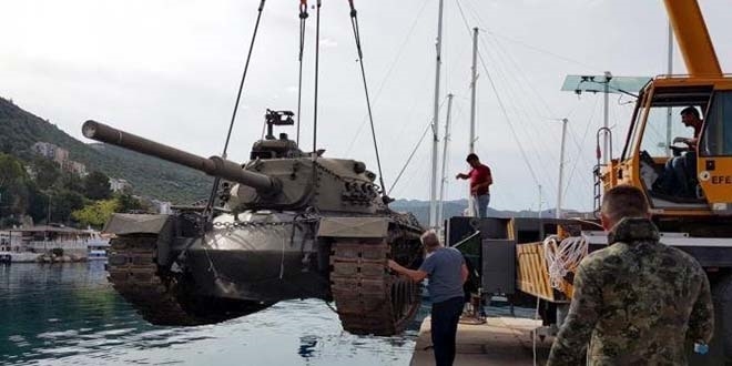 Antalya'da dalış turizmi için tank batırıldı
