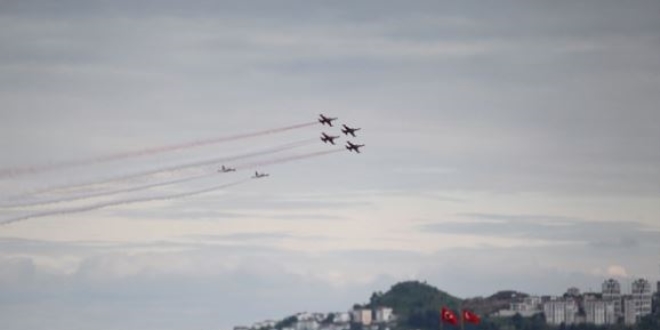 Türk Yıldızları ile SoloTürk, Samsun semalarında gösteri yaptı