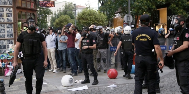 Kadıköy'de izinsiz gösteri: 8 kişiyi gözaltına aldı