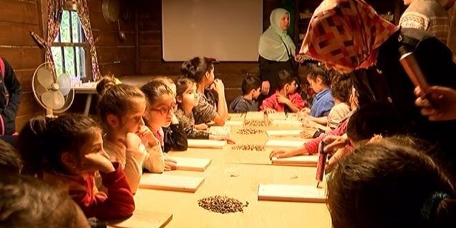 Çocuklar oyun atölyesinde anneler eğitim seminerinde