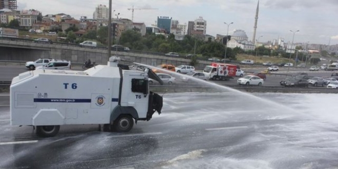 Adana'da izinsiz gösteriye 'TOMA'ile müdale