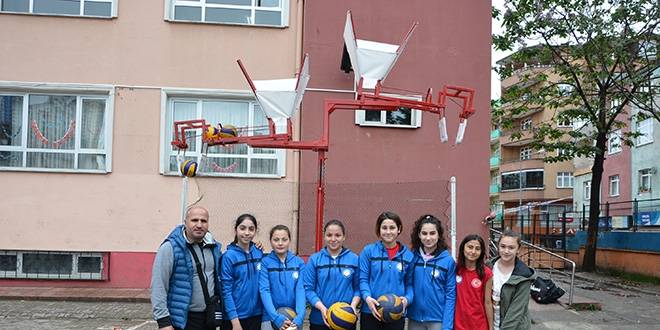 Öğrencileri için voleybol smaç makinesi geliştirdi