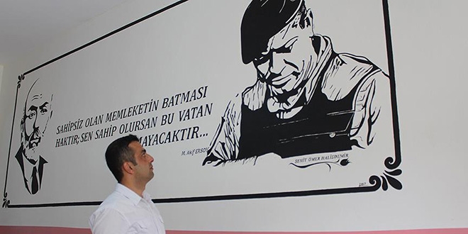Okulun duvarlarına şehitlerin portrelerini yaptı