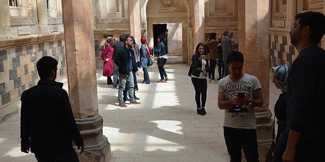 İshak Paşa Sarayı'na turist ilgisi