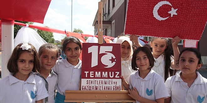 İlkokul öğrencileri 15 Temmuz kahramanlarını resmetti