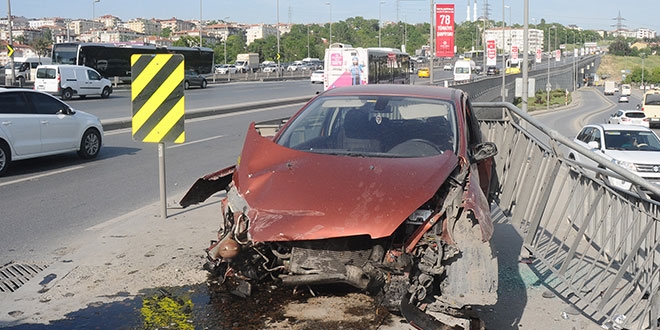Kaza yapan kadın sürücünün cüzdanını çaldılar