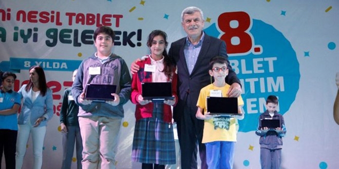 Kocaeli'de 29 bin 472 öğrenciye tablet hediye edildi